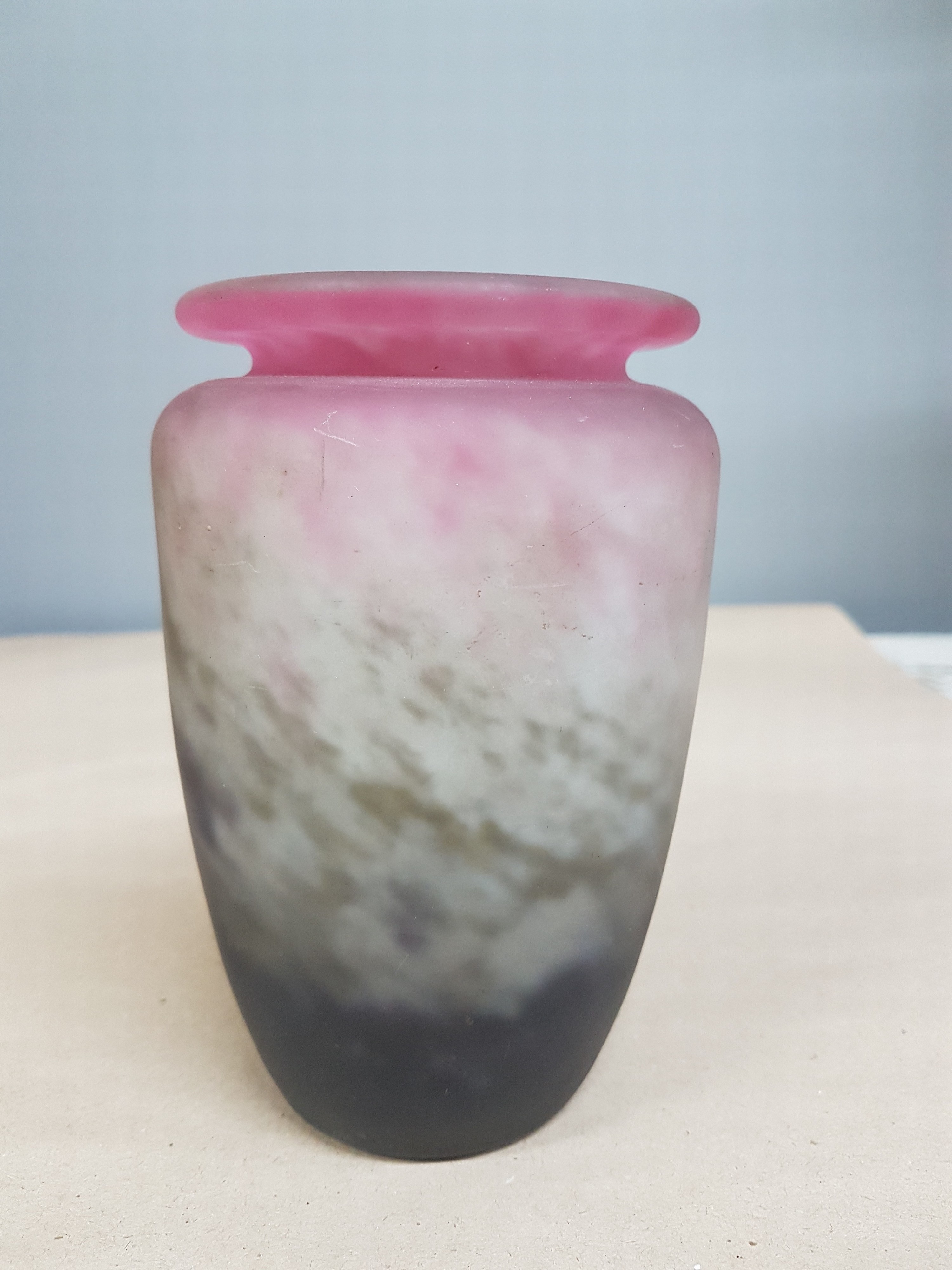 Detail c: Ziervase, Müller Fres, Luneville, 1.Viertel 20.Jh., farbloses Glas mit violetten, gelben und grünen Einpuderungen, Ätzmarke, H. 14 cm