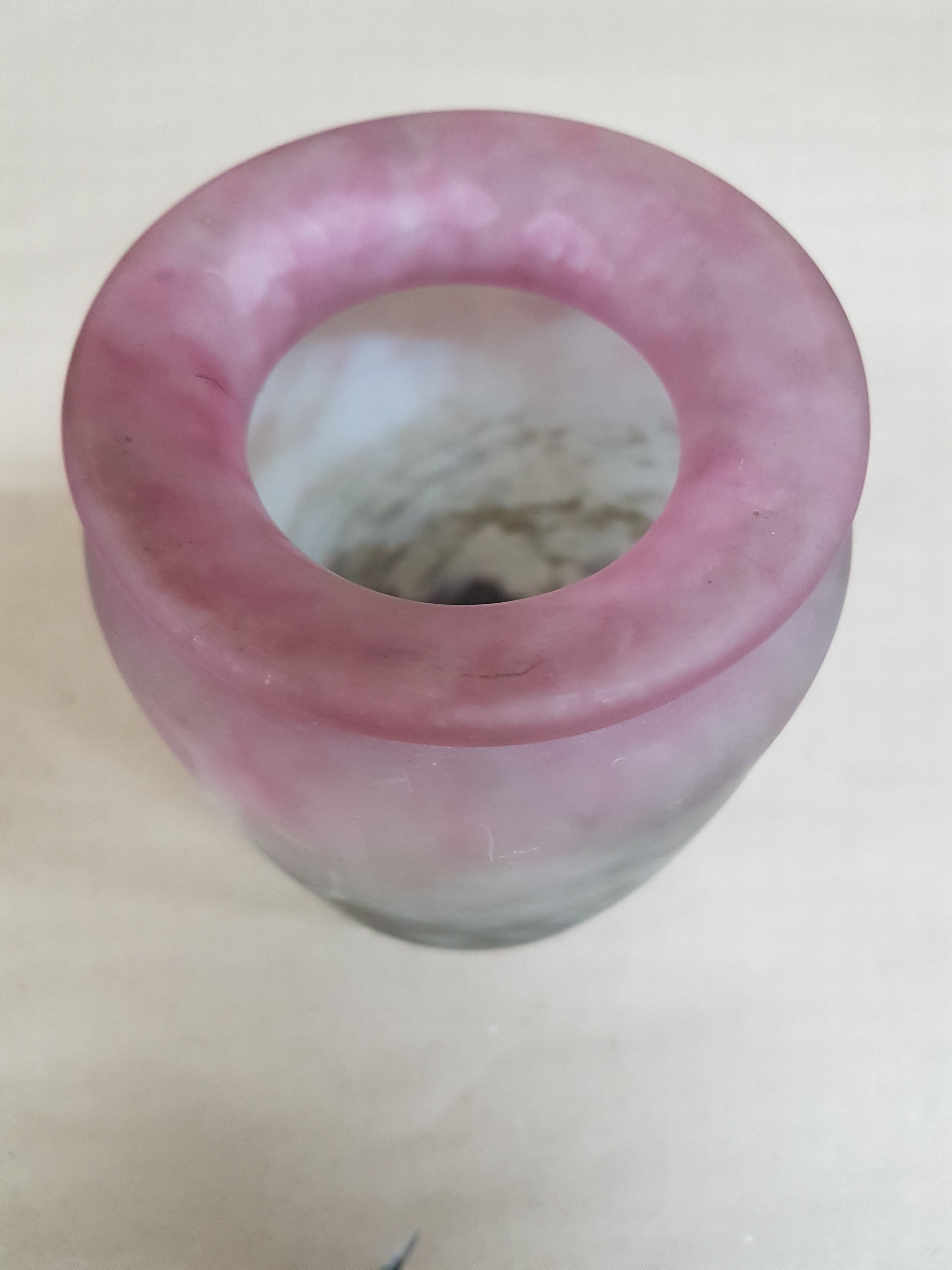 Detail d: Ziervase, Müller Fres, Luneville, 1.Viertel 20.Jh., farbloses Glas mit violetten, gelben und grünen Einpuderungen, Ätzmarke, H. 14 cm