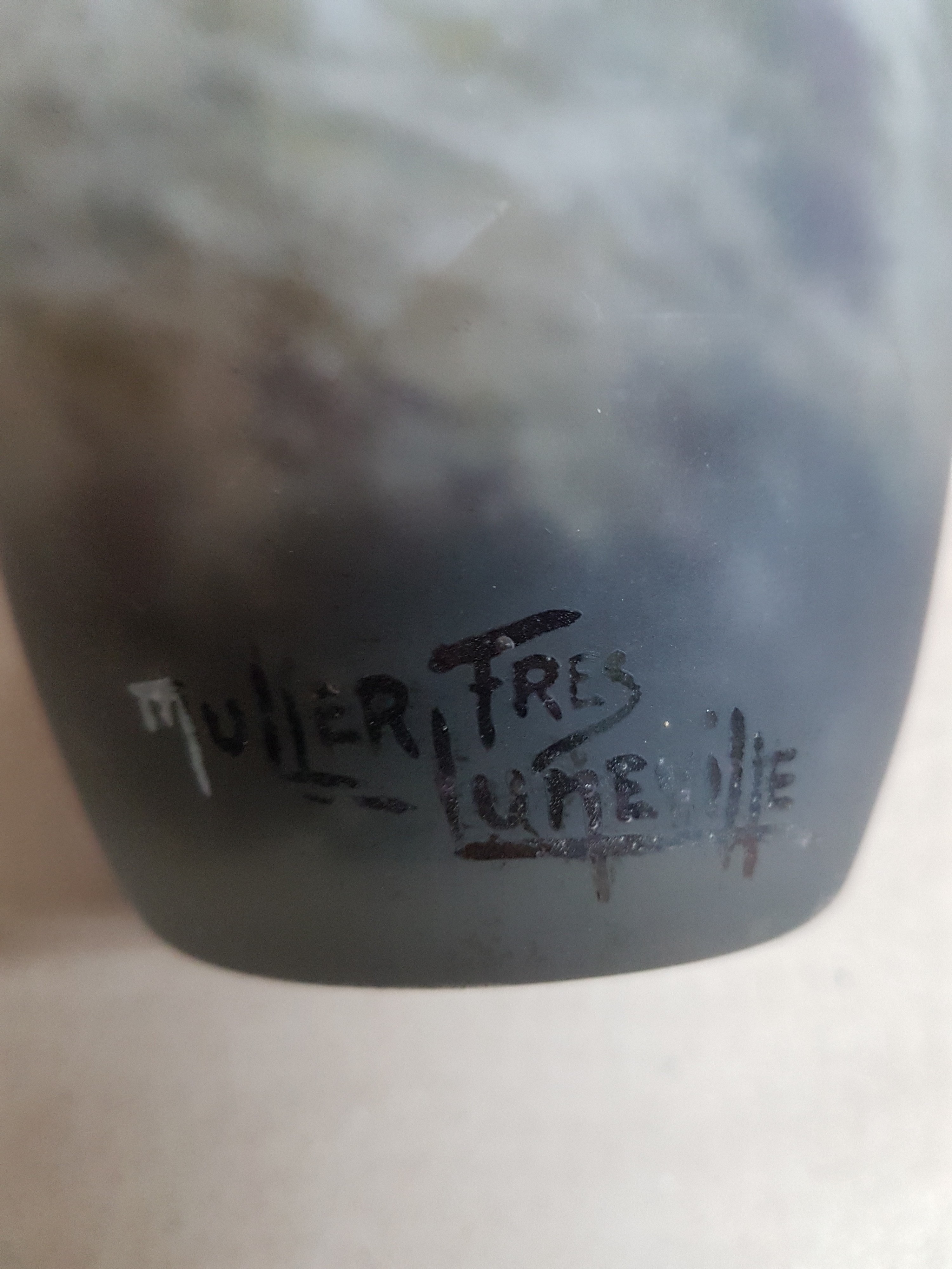 Detail e: Ziervase, Müller Fres, Luneville, 1.Viertel 20.Jh., farbloses Glas mit violetten, gelben und grünen Einpuderungen, Ätzmarke, H. 14 cm