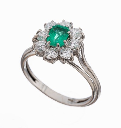 Image 18 kt Gold Smaragd-Brillant-Ring, WG 750/000 gepr., mittig erhaben gefasster Smaragd im ...