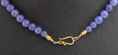 27048017a - Tansanit-Collier mit 18 kt Gold Schließe, GG 750/000, Tansanit-Kugeln im Verlauf, D. ...