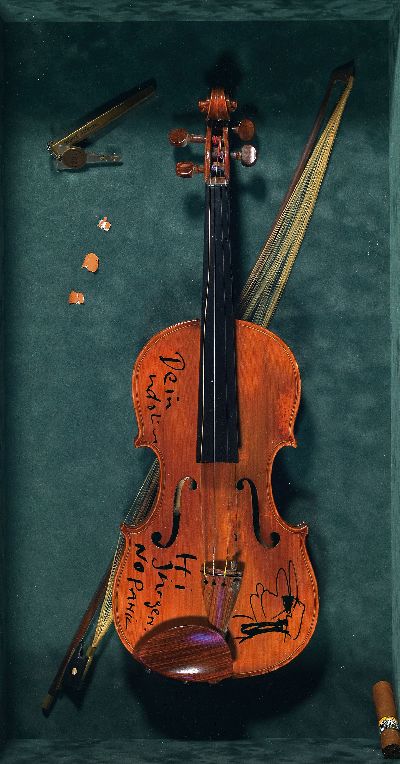 Image Udo Lindenberg, geb. 1946, Die erste Geige, Collage mit Geige, diese mit Filzstift- ...