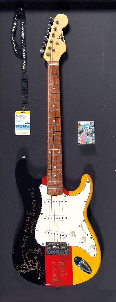 Image Udo Lindenberg, geb. 1946, Collage zum Bürgerfest Berlin 2014 am 9.Nov.2014, E-Gitarre ...