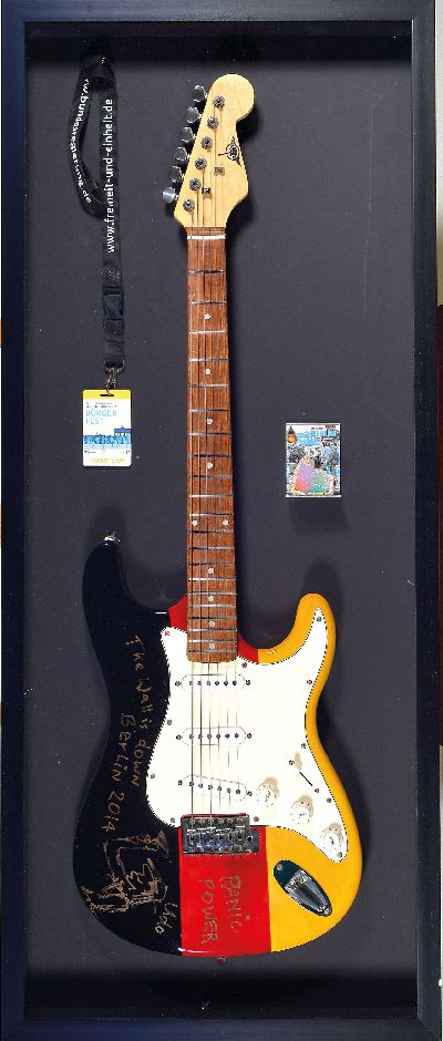 27048029k - Udo Lindenberg, geb. 1946, Collage zum Bürgerfest Berlin 2014 am 9.Nov.2014, E-Gitarre ...