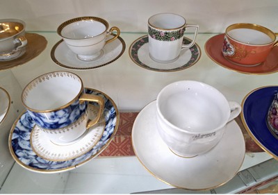 27048048b - Konvolut aus 24 Sammeltassen, u.a. Hutschenreuther, Rosenthal, Kronach, 19./20.Jh., ...