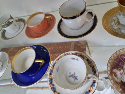 27048048c - Konvolut aus 24 Sammeltassen, u.a. Hutschenreuther, Rosenthal, Kronach, 19./20.Jh., ...