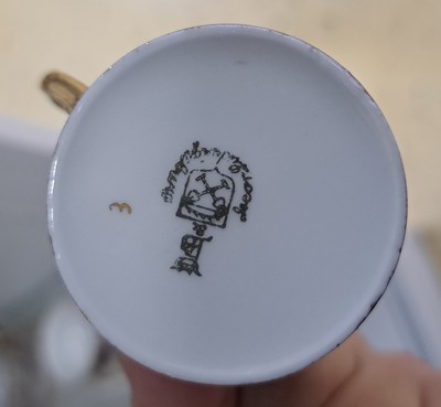 27048048i - Konvolut aus 24 Sammeltassen, u.a. Hutschenreuther, Rosenthal, Kronach, 19./20.Jh., ...