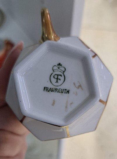 27048049l - Konvolut aus 24 Sammeltassen, u.a Limoges, Haviland, 19./20.Jh., Porzellan, verschiedene ...