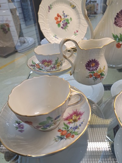 27048083d - Kaffee- und Teeservice, Meissen, 20.Jh., 2. Wahl, Porzellan, Blumengebinde, Reliefzier ...