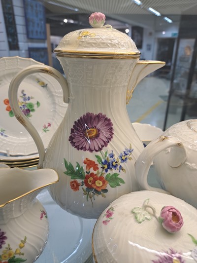 27048083e - Kaffee- und Teeservice, Meissen, 20.Jh., 2. Wahl, Porzellan, Blumengebinde, Reliefzier ...