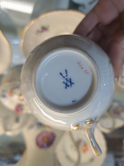 27048083g - Kaffee- und Teeservice, Meissen, 20.Jh., 2. Wahl, Porzellan, Blumengebinde, Reliefzier ...