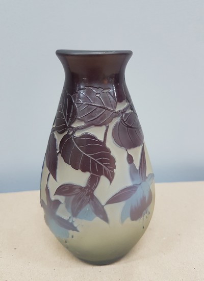 27048093b - Ziervase ´Clematis´, Galle, Nancy, 1. Viertel 20.Jh., farbloses Glas, violetter und ...