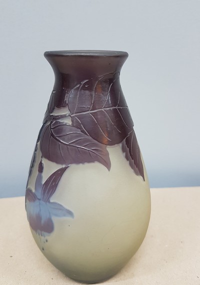 27048093c - Ziervase ´Clematis´, Galle, Nancy, 1. Viertel 20.Jh., farbloses Glas, violetter und ...