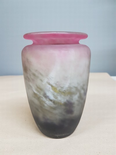 27048094a - Ziervase, Müller Fres, Luneville, 1.Viertel 20.Jh., farbloses Glas mit violetten, ...