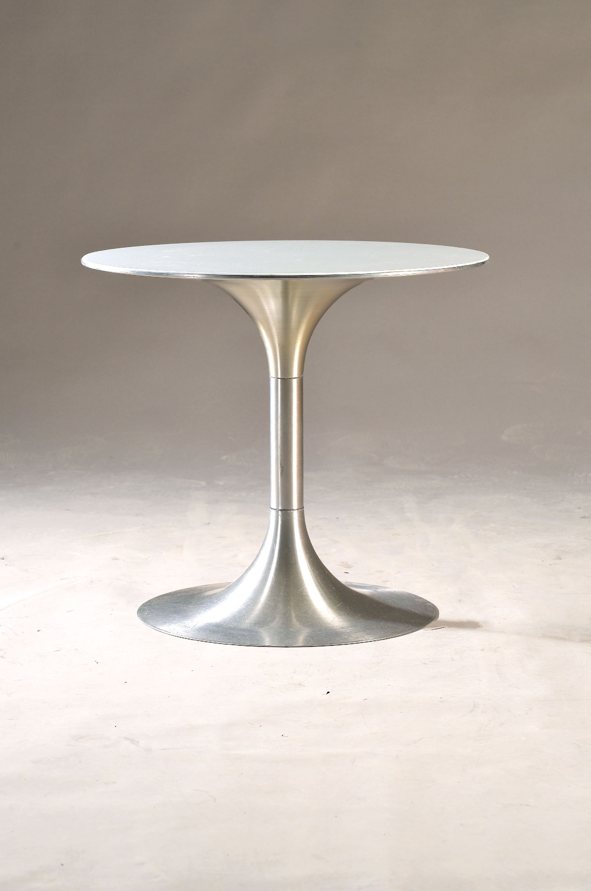 Image 27048107 - Beistelltisch ´T304´ von Robert Haussmann, Entwurf 1959, mit Trompetenfuß aus Aluminum, ...