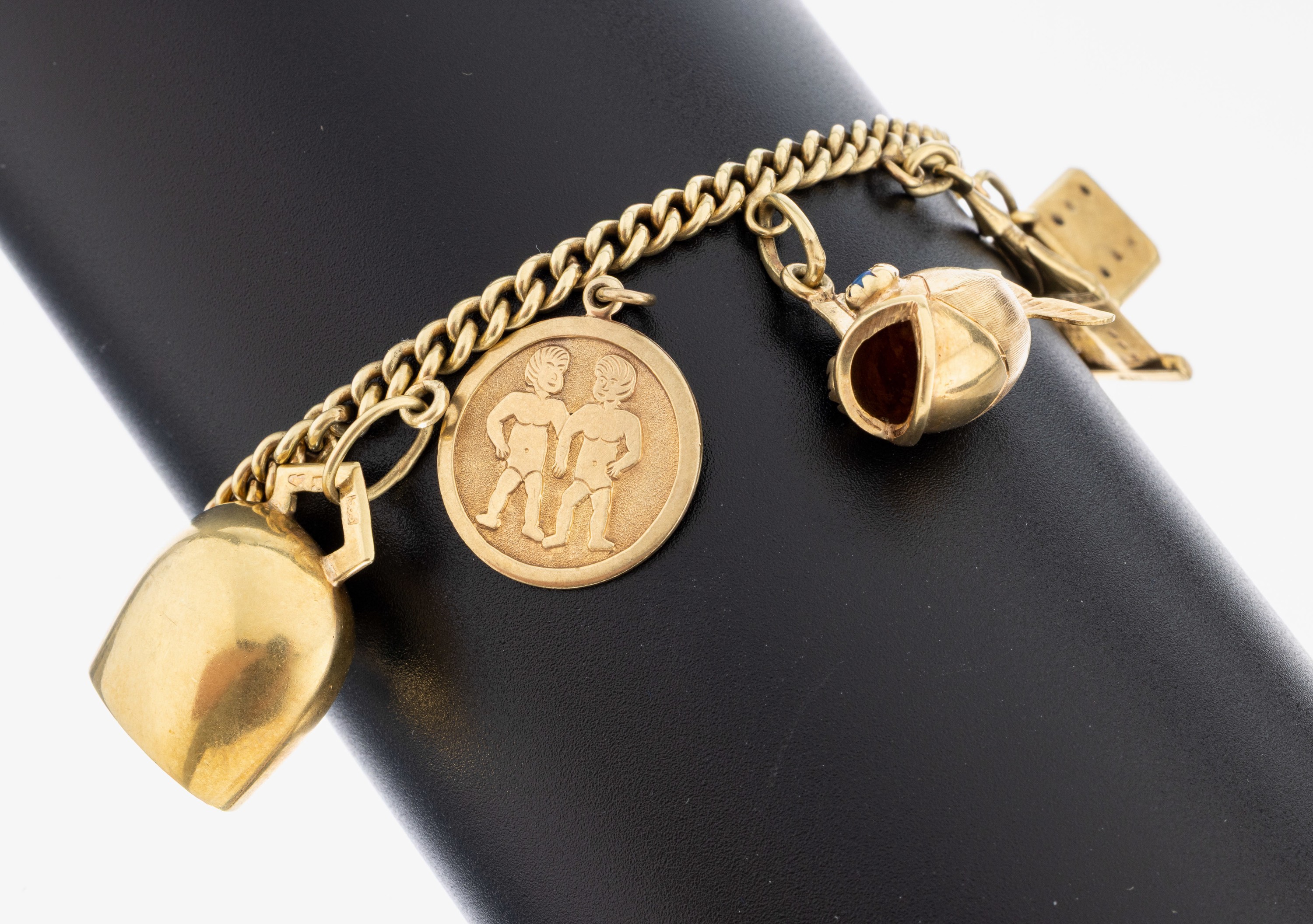 Image 27048109 - 14 kt Gold Bettelarmband, GG 585/000, 7 bewegl. abgehängte charms, 6 x GG 585/000 und ...