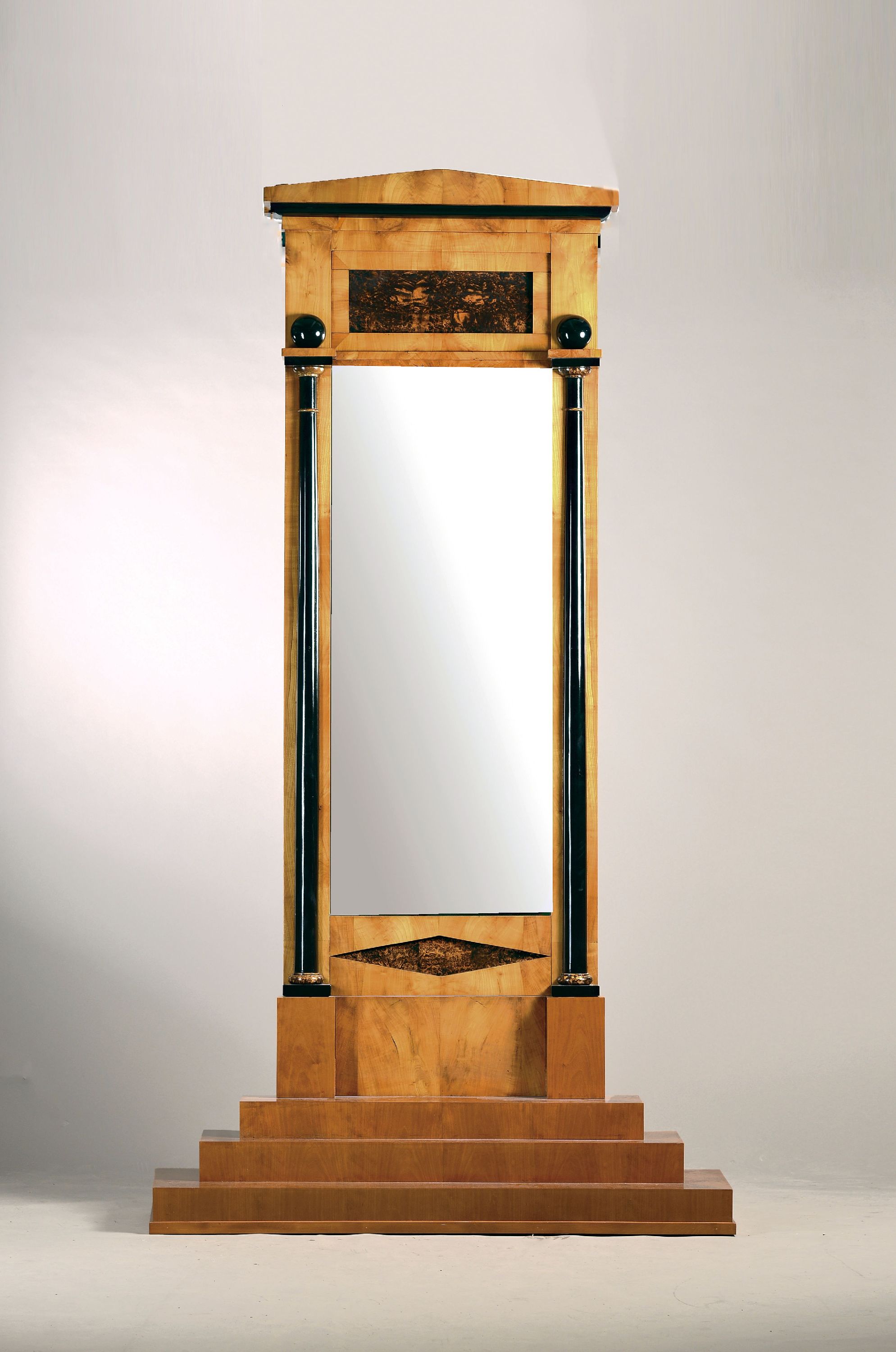 Image 27048110 - Großer Biedermeier Spiegel mit Konsole, 19.Jh., Kirschbaumfurnier, mit schwarzen ...
