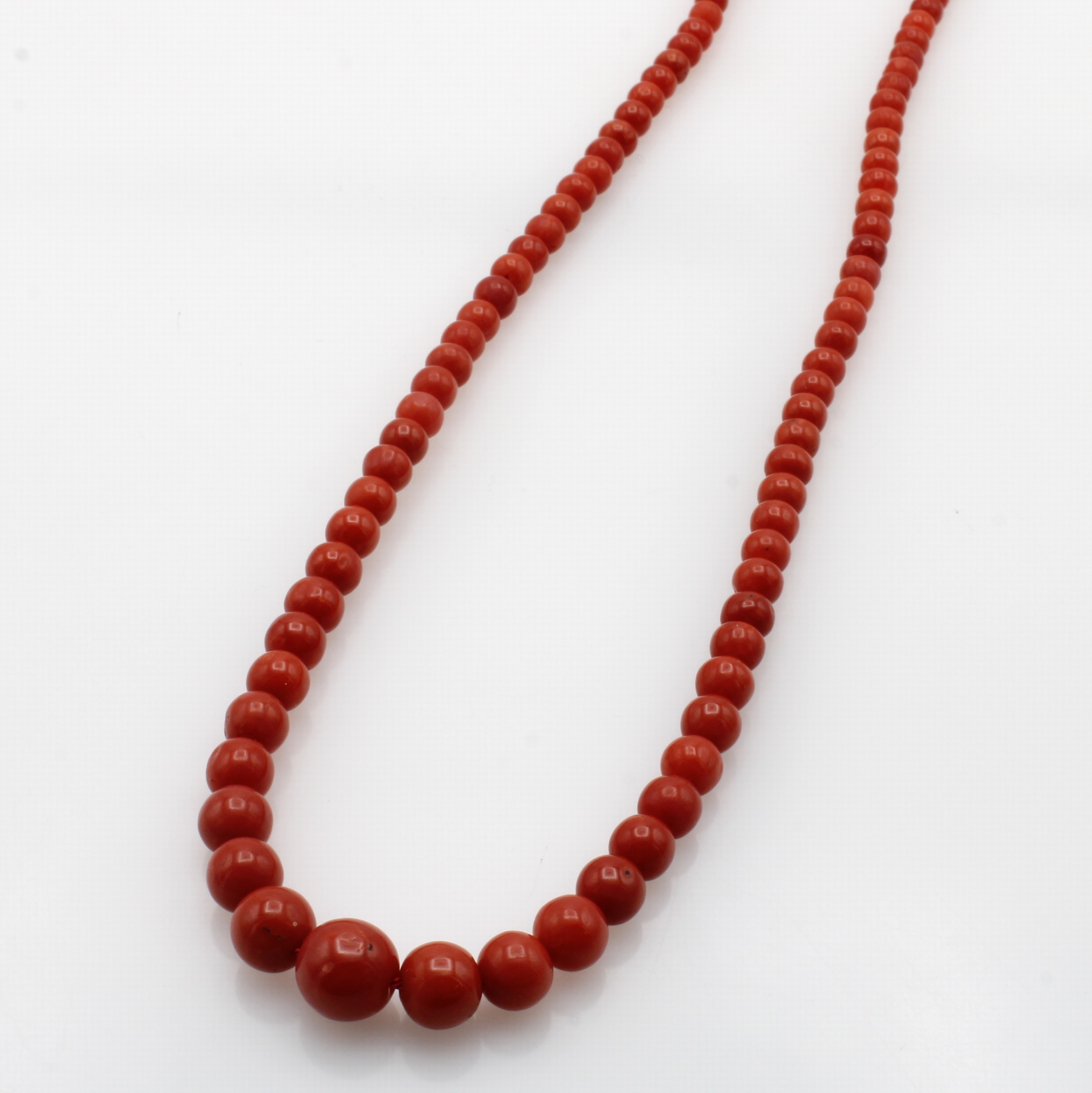 Image 27048111 - Korallkette, Karabinerschl., im Verlauf, D. ca. 3.8-8.7 mm, L. ca. 51 cm, Versand nur ...