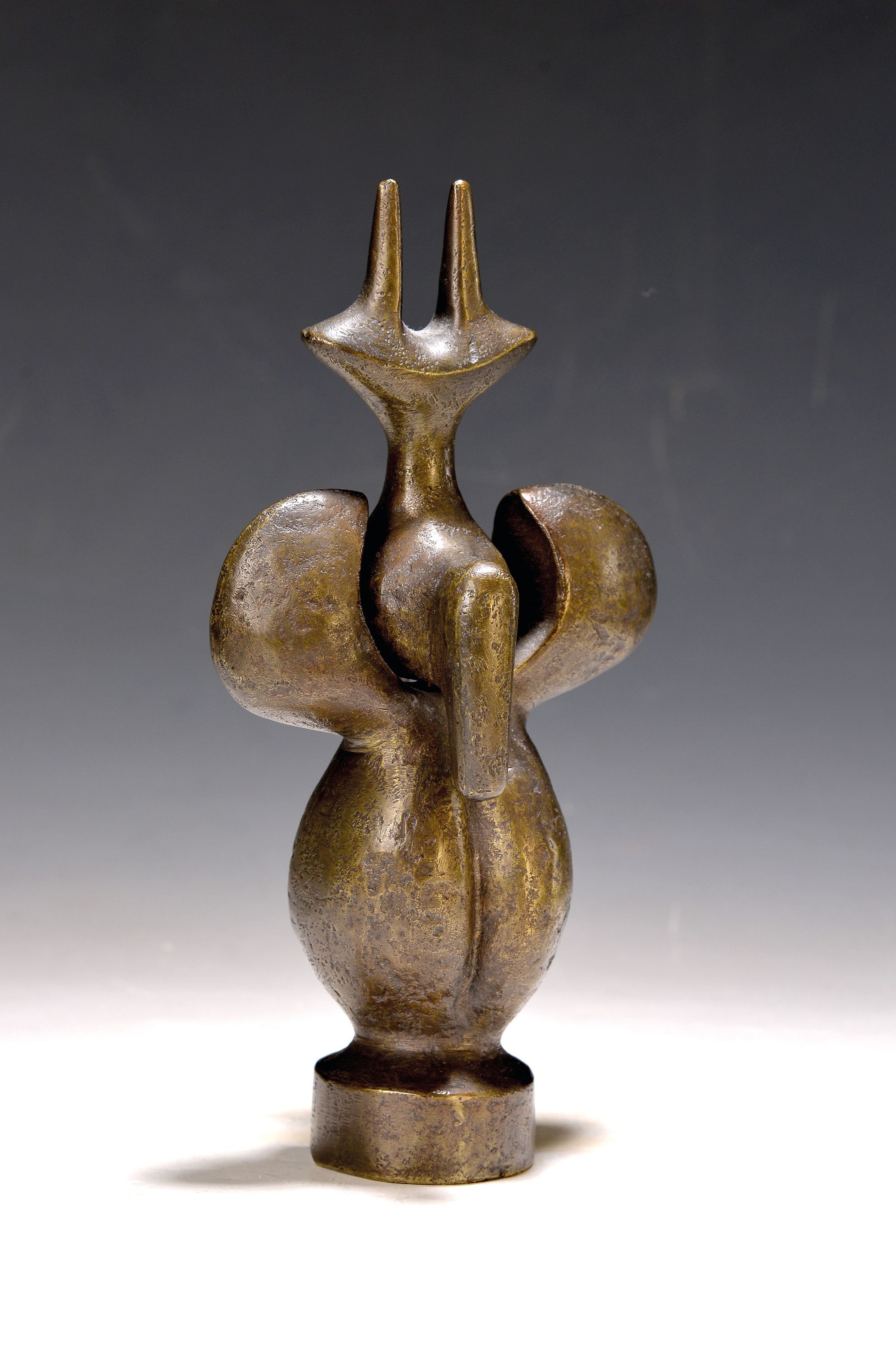 Detail k: Ewald Brandt 1928-83, Bronzeskuluptur, braun patiniert, am Boden sign. E. Brand u. 14, H.ca. 23 cm, aus zwei Teilen