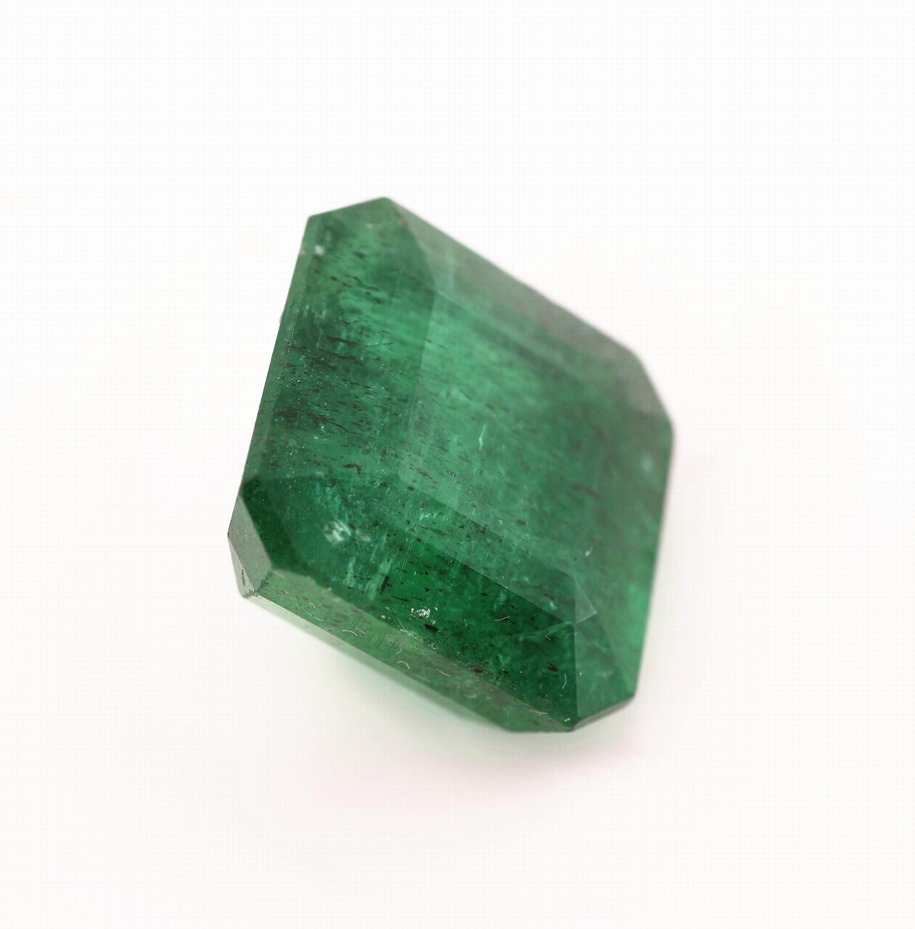 Detail a: Loser Smaragd, 16.617 ct, 15.17 x 14.67 x 9.45mm, oktagonaler Treppenschliff, Herkunft Sambia, EPI-Zertifikat und Wertgutachten über 20000-21600 EUR ...