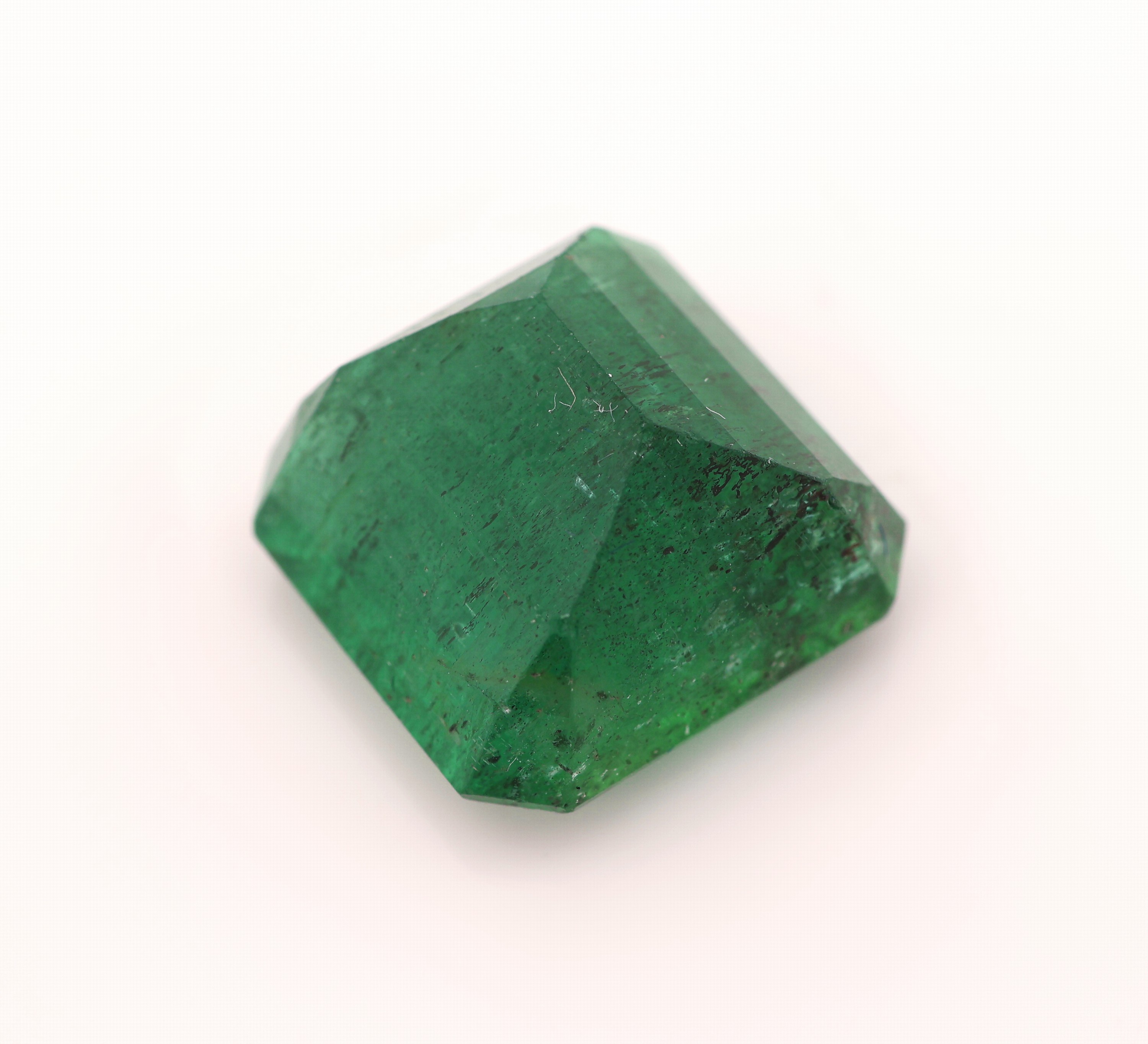 Detail b: Loser Smaragd, 16.617 ct, 15.17 x 14.67 x 9.45mm, oktagonaler Treppenschliff, Herkunft Sambia, EPI-Zertifikat und Wertgutachten über 20000-21600 EUR ...