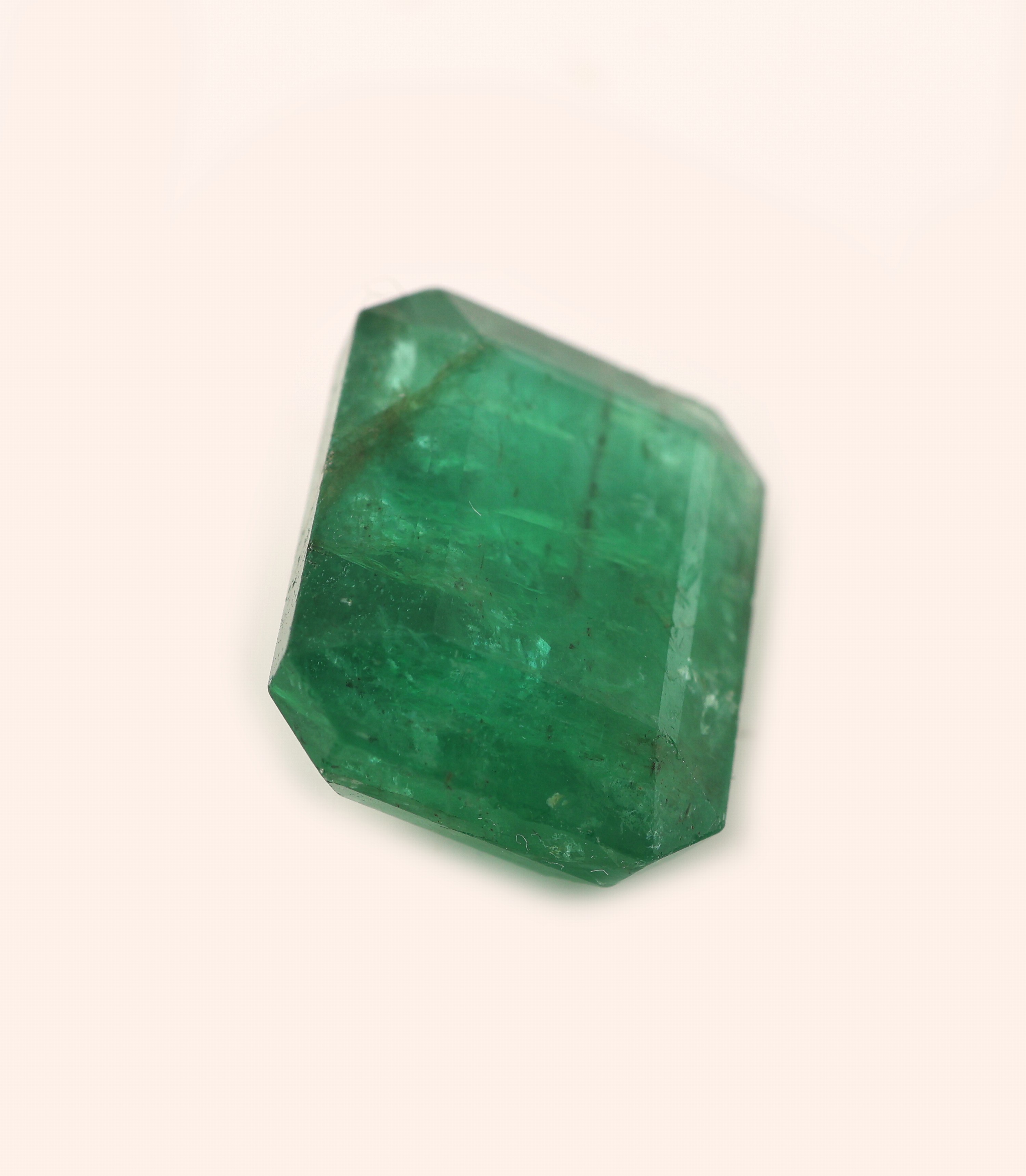 Detail a: Loser Smaragd, 10.42 ct, 14.4 x 11.5 x 7.5 mm,oktagonaler Treppenschliff, Herkunft Sambia, Wertgutachten über 17700 EUR anbei
