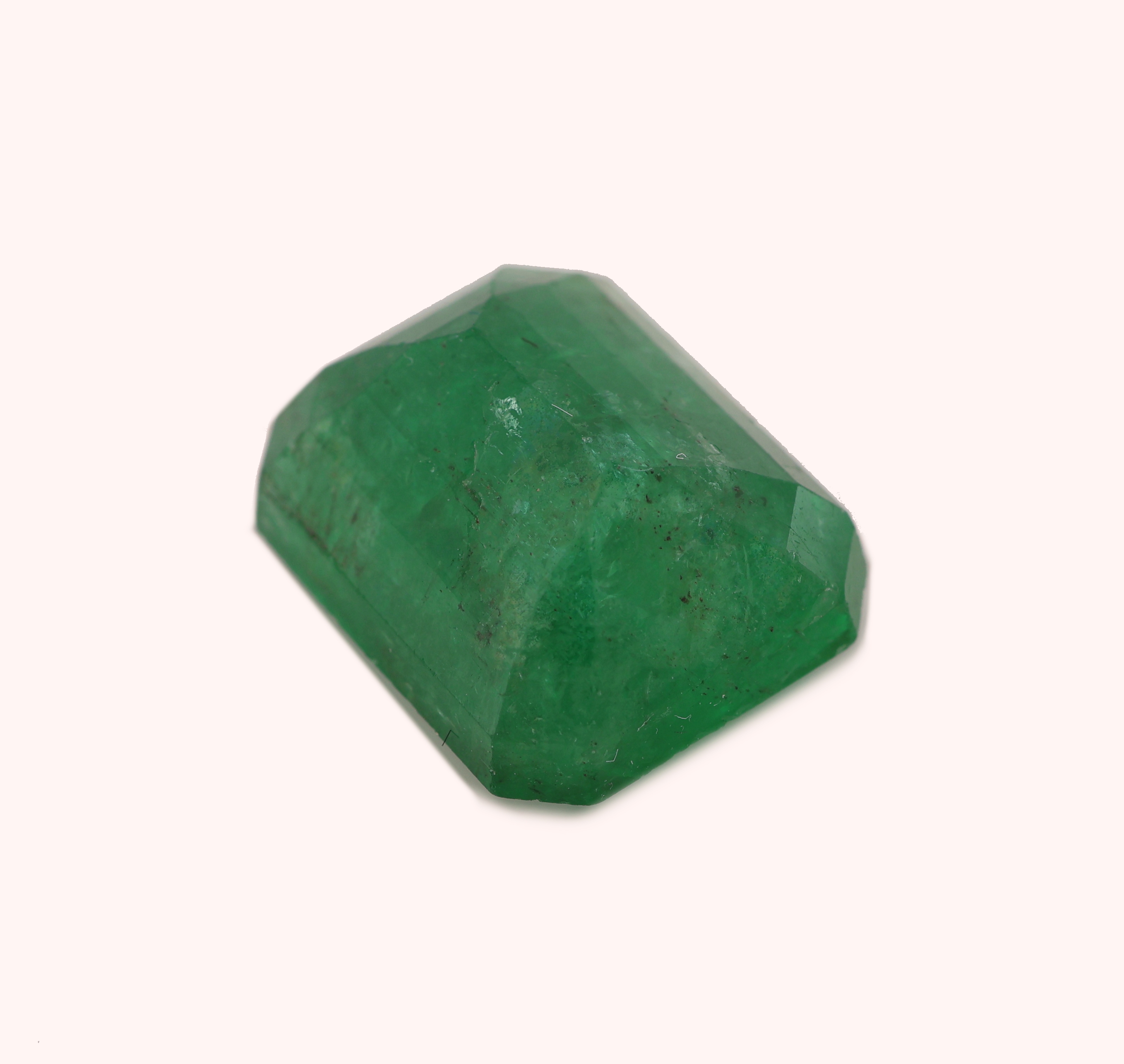 Detail b: Loser Smaragd, 10.42 ct, 14.4 x 11.5 x 7.5 mm,oktagonaler Treppenschliff, Herkunft Sambia, Wertgutachten über 17700 EUR anbei