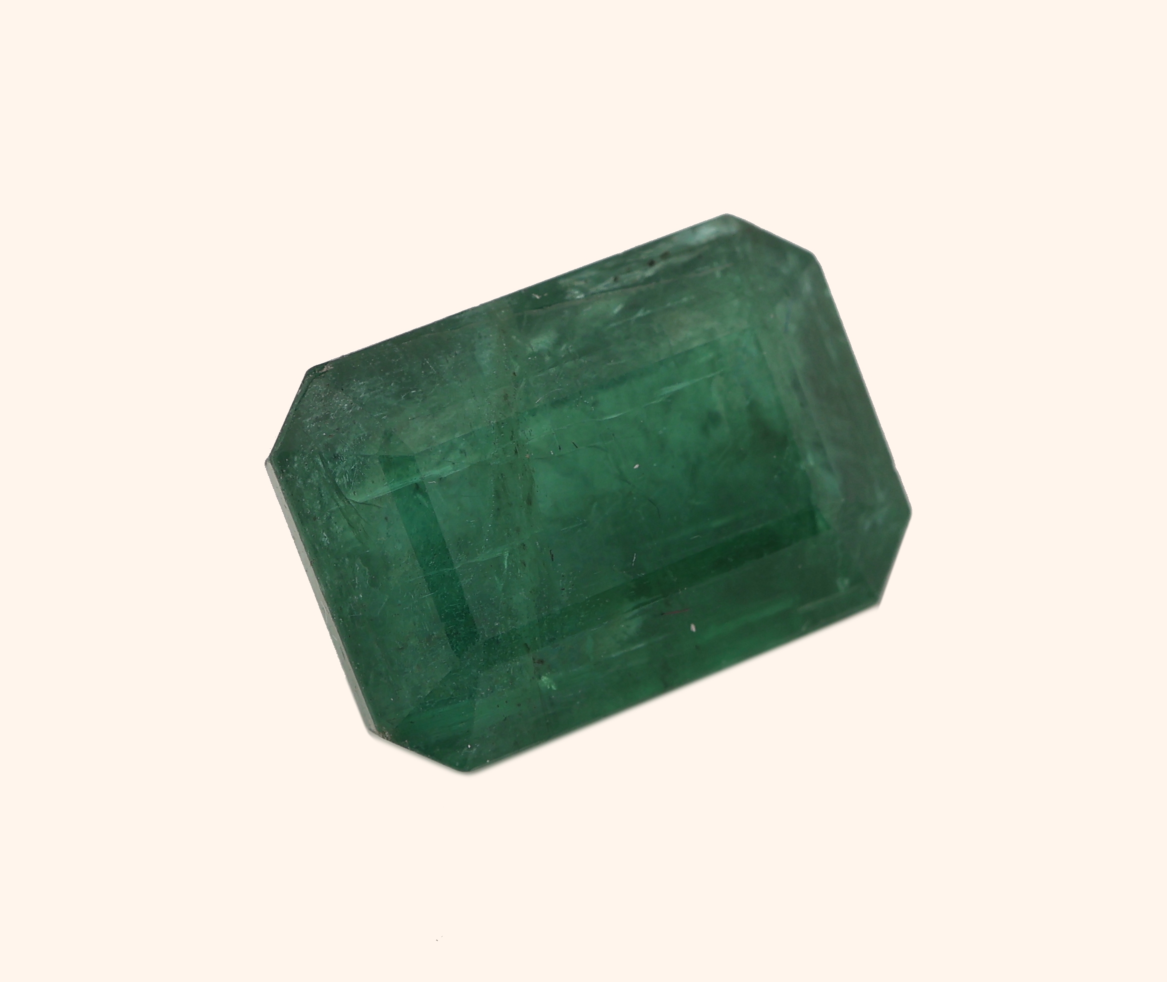Detail a: Loser Smaragd, 11.13 ct, 15.8 x 11.1 x 7.9 mm,oktagonaler Treppenschliff, Herkunft Sambia, Wertgutachten über 22300 EUR anbei