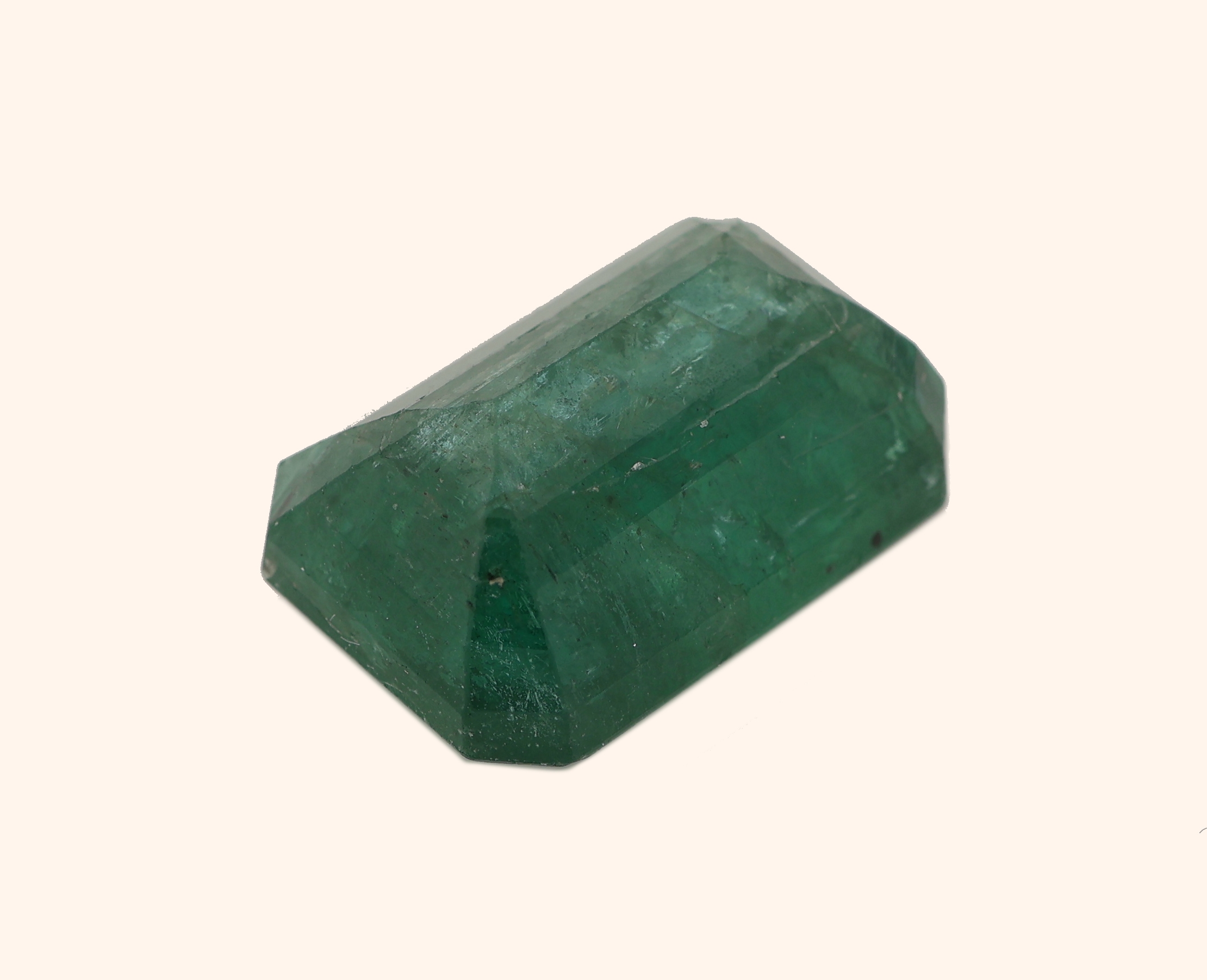 Detail c: Loser Smaragd, 11.13 ct, 15.8 x 11.1 x 7.9 mm,oktagonaler Treppenschliff, Herkunft Sambia, Wertgutachten über 22300 EUR anbei