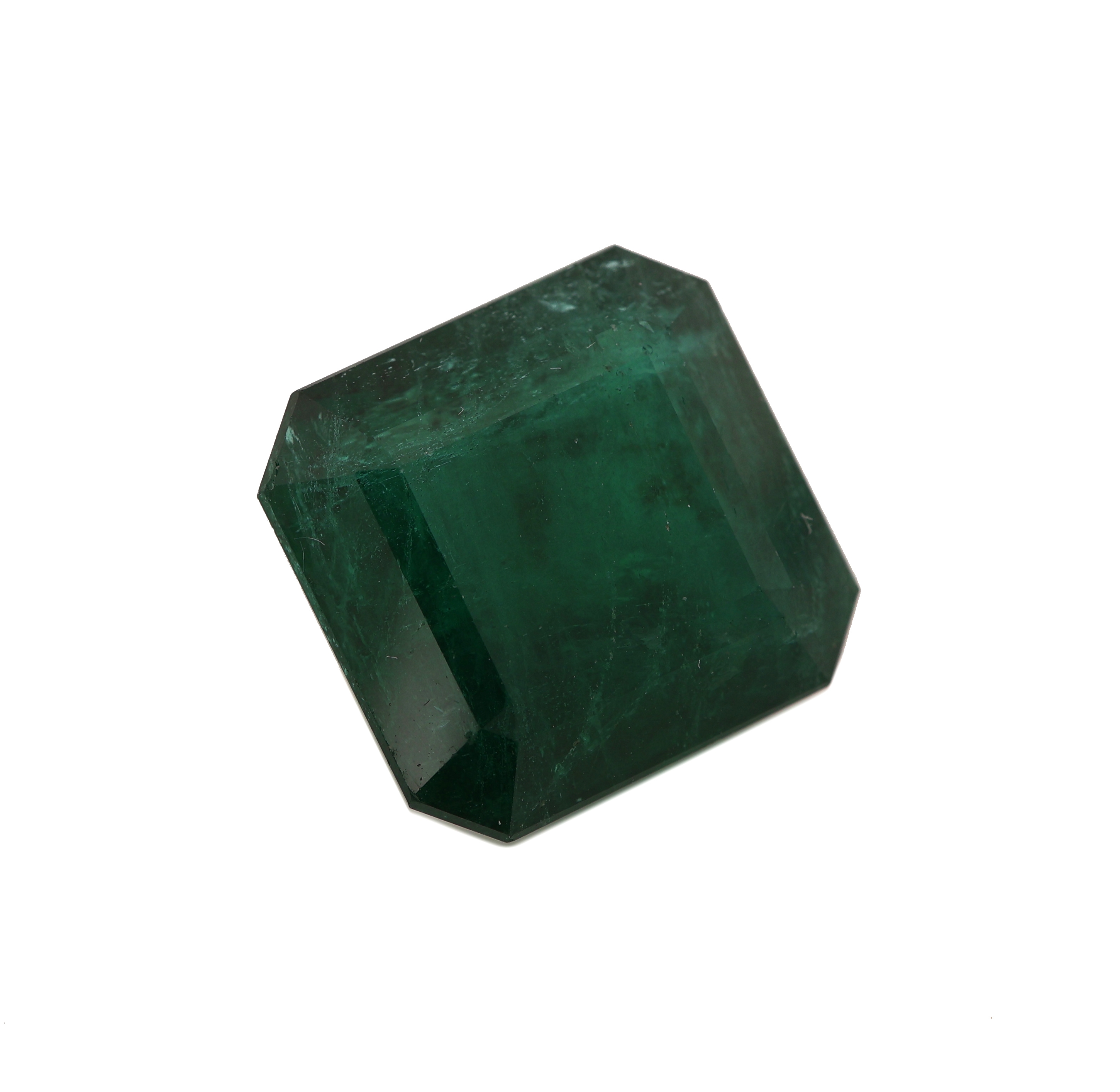 Detail a: Loser Smaragd, 14.54 ct, 13.8 x 14.4 x 9.3 mm, oktagonaler Treppenschliff, Herkunft Sambia, Wertgutachten über 29000 EUR anbei