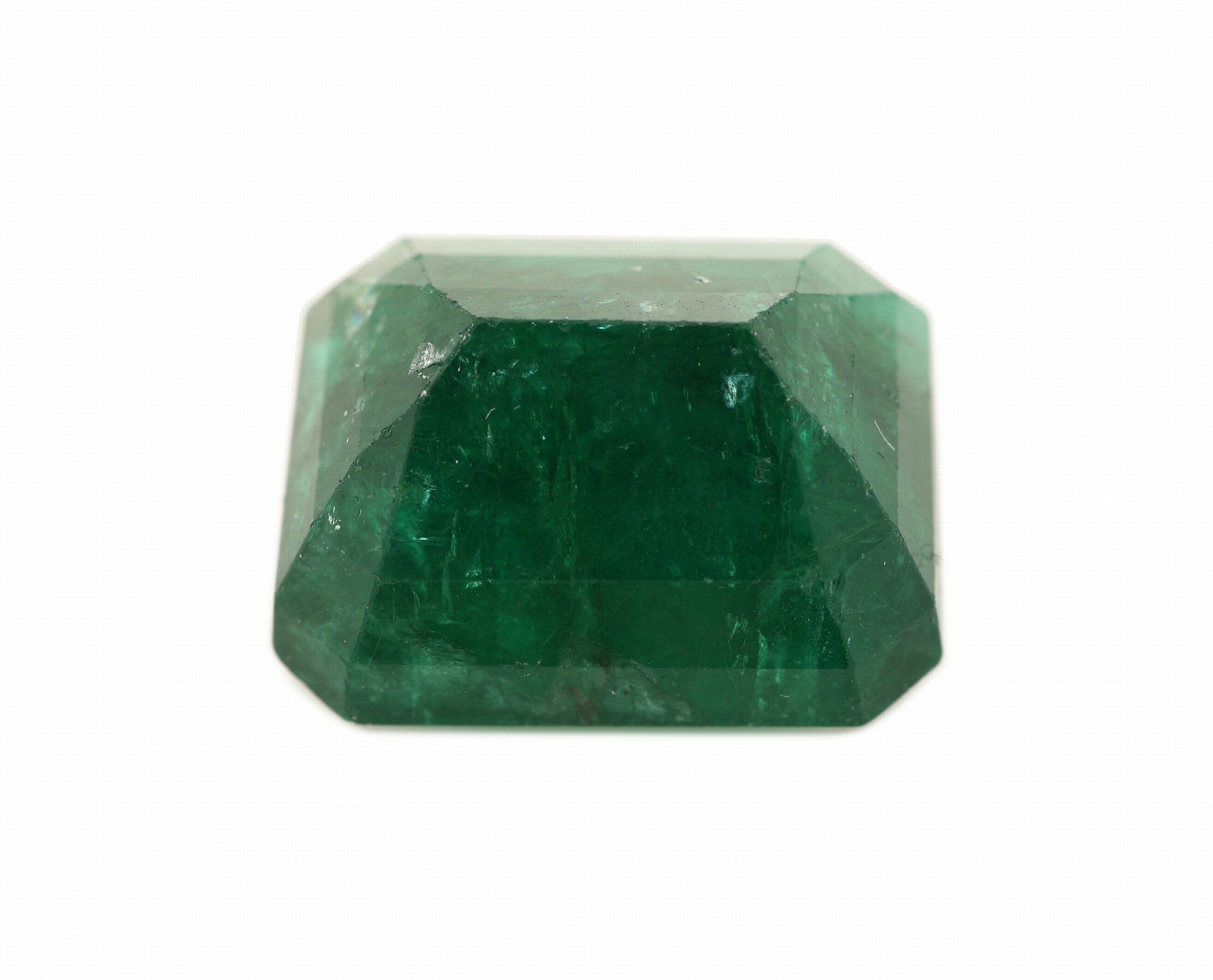 Detail b: Loser Smaragd, 12.77 ct, 14.8 x 12 x 8.8 mm, oktagonaler Treppenschliff, Herkunft Sambia, Wertgutachten über 25540 EUR anbei
