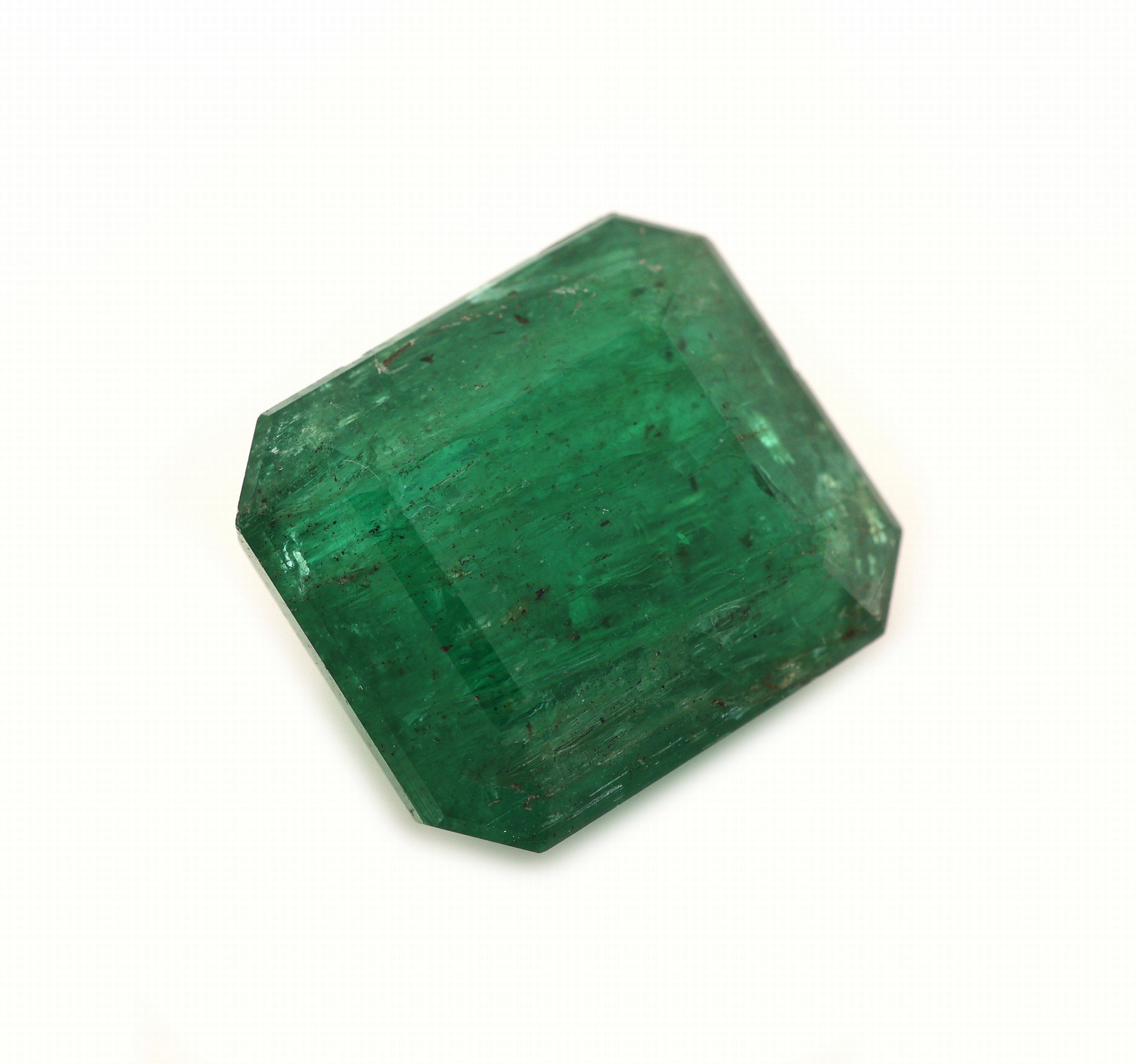 Detail a: Loser Smaragd, 8.17 ct, 12.8 x 11.2 x 6.9 mm, oktagonaler Treppenschliff, Herkunft Sambia, Wertgutachten über 16350 EUR anbei