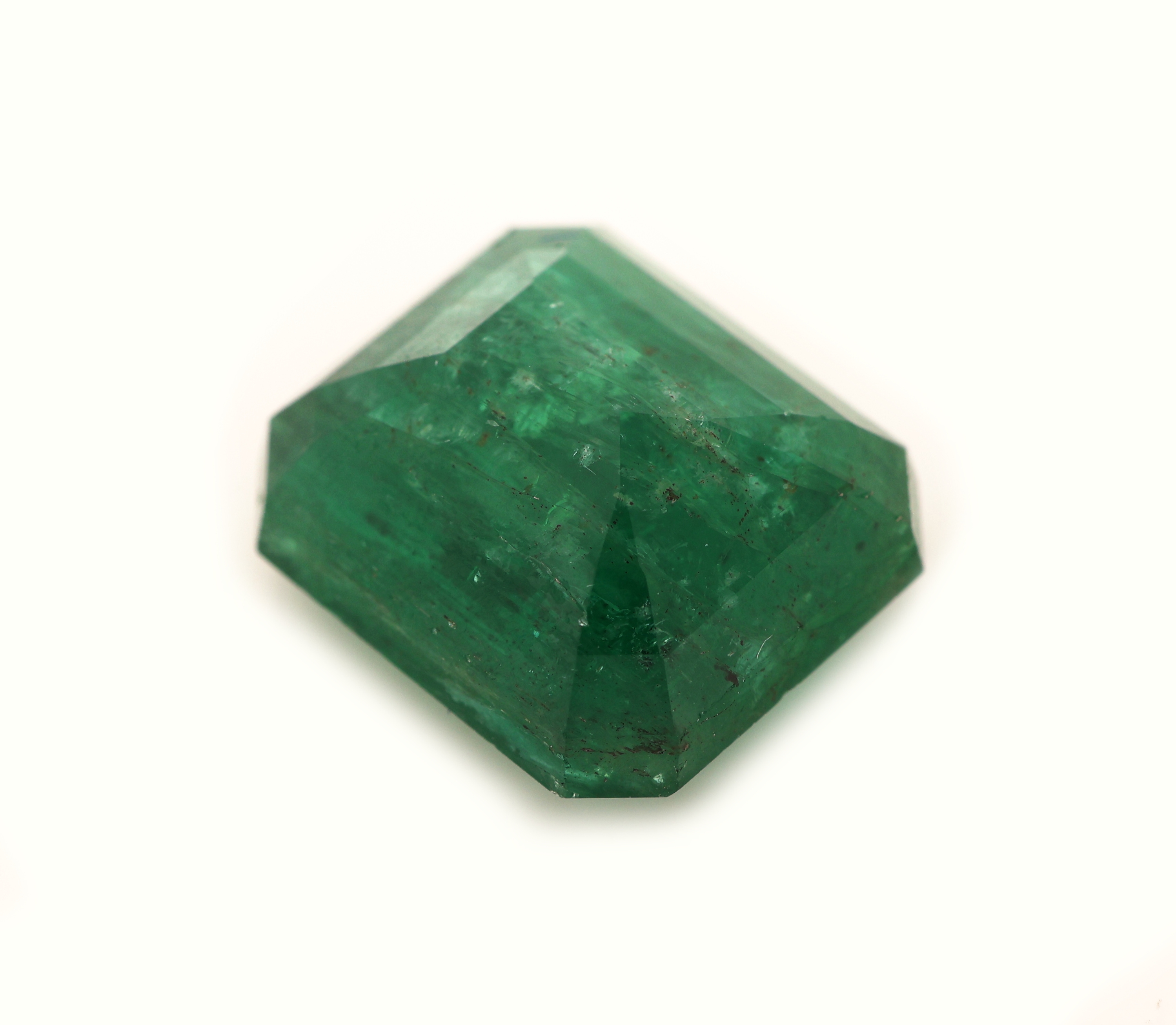 Detail b: Loser Smaragd, 8.17 ct, 12.8 x 11.2 x 6.9 mm, oktagonaler Treppenschliff, Herkunft Sambia, Wertgutachten über 16350 EUR anbei