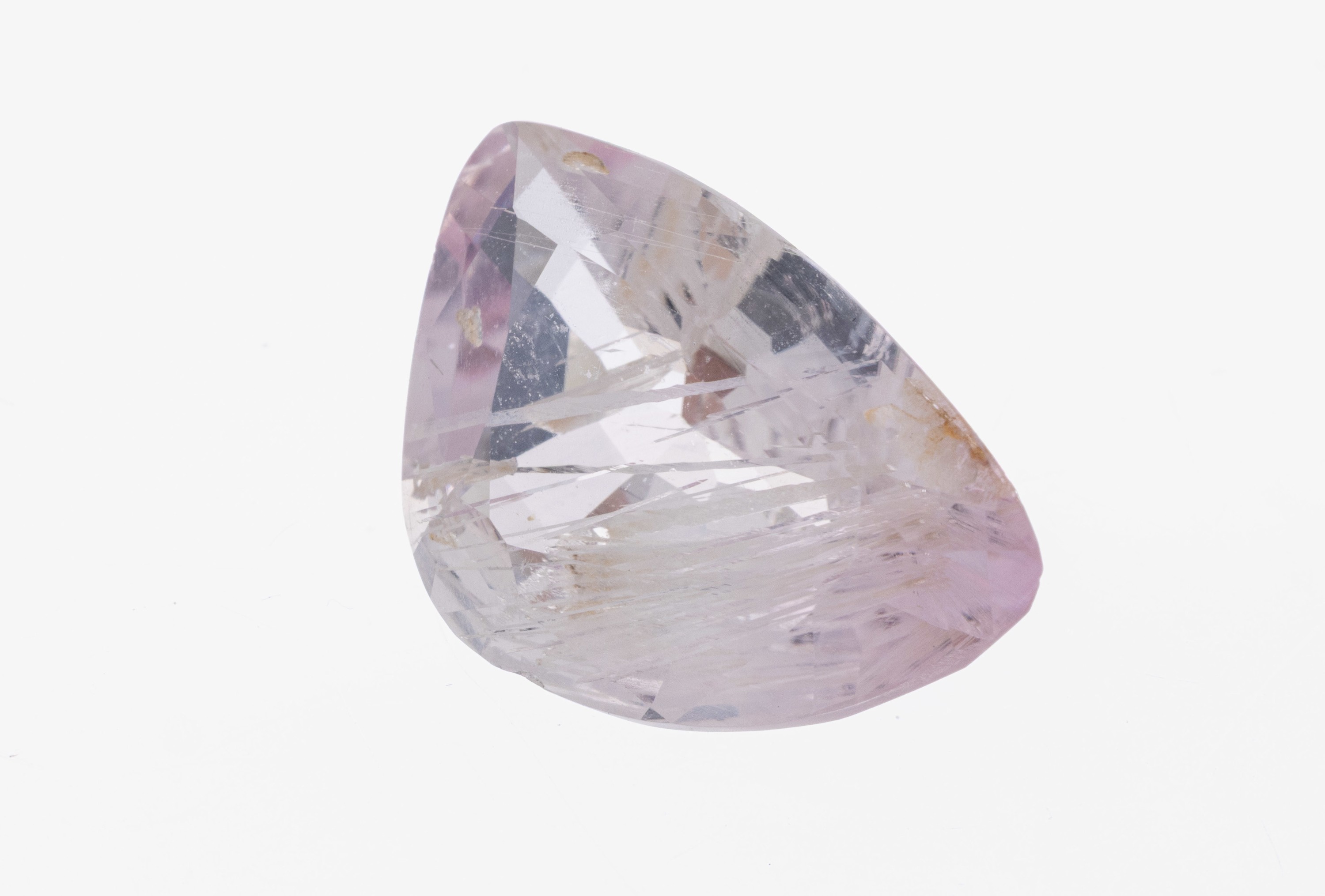 Detail a: Loser Poudretteit, 4.10 ct, 14.53 x 9.92 x 6.22 mm, Fancy Cut, Farbe Pink, AGL-Expertise anbei, Wertgutachten über 90000 EUR anbei