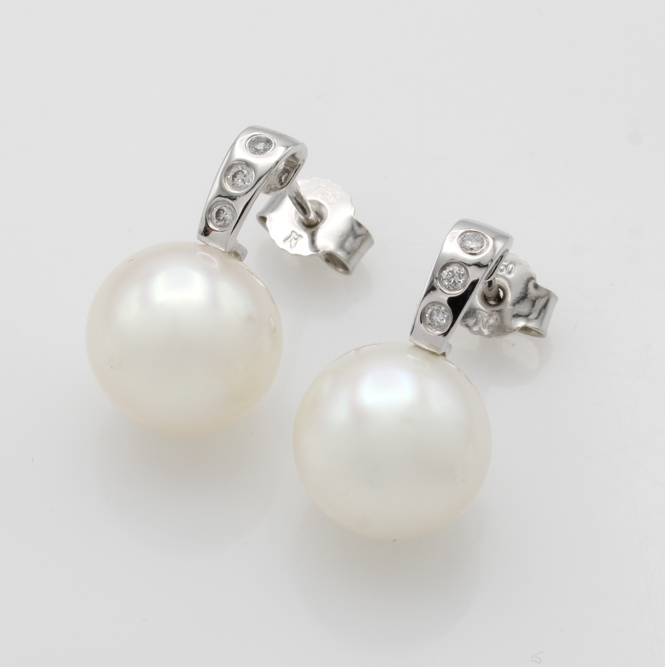 Image 27048148 - Paar Ohrstecker mit Süßwasserzuchtperlen und Brillanten, WG 750/000, 2 weiße Perlen ...