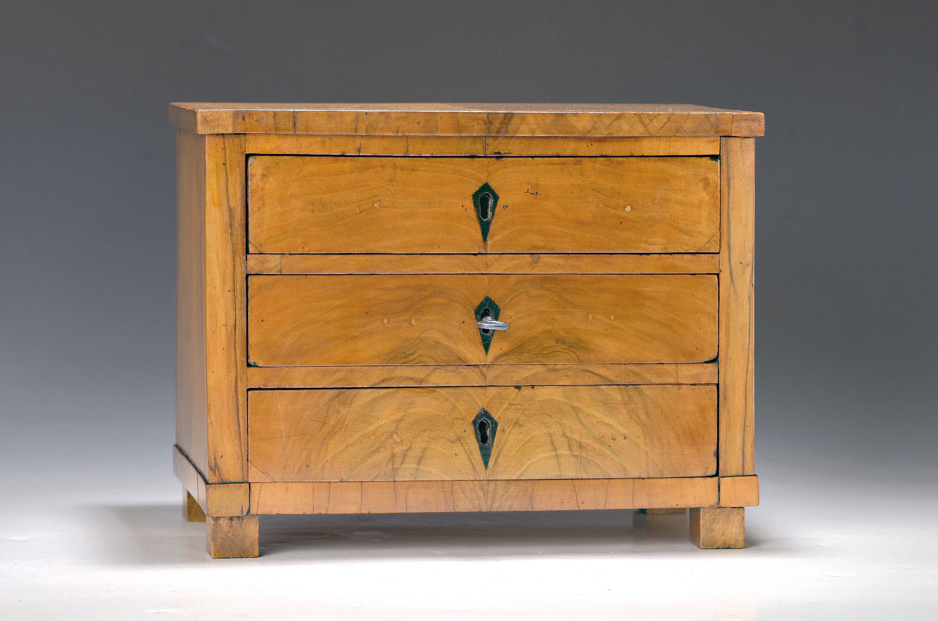 Image 27048160 - Kleine Modellkommode, Biedermeier, um 1830, Nussbaumfurnier, drei Schubladen, eingelegte ...