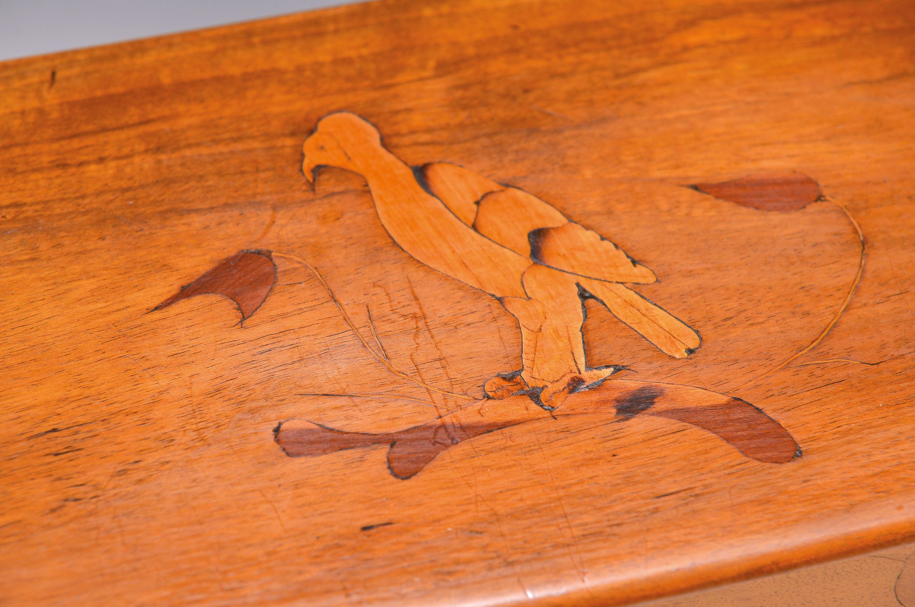 Detail a: Kleine klassizistische Modellkommode, Ende 18. Jh., Nussbaum, Deckplatte und Schubladenfronten mit Vogel und stil. Eicheln intarsiert, drei ...
