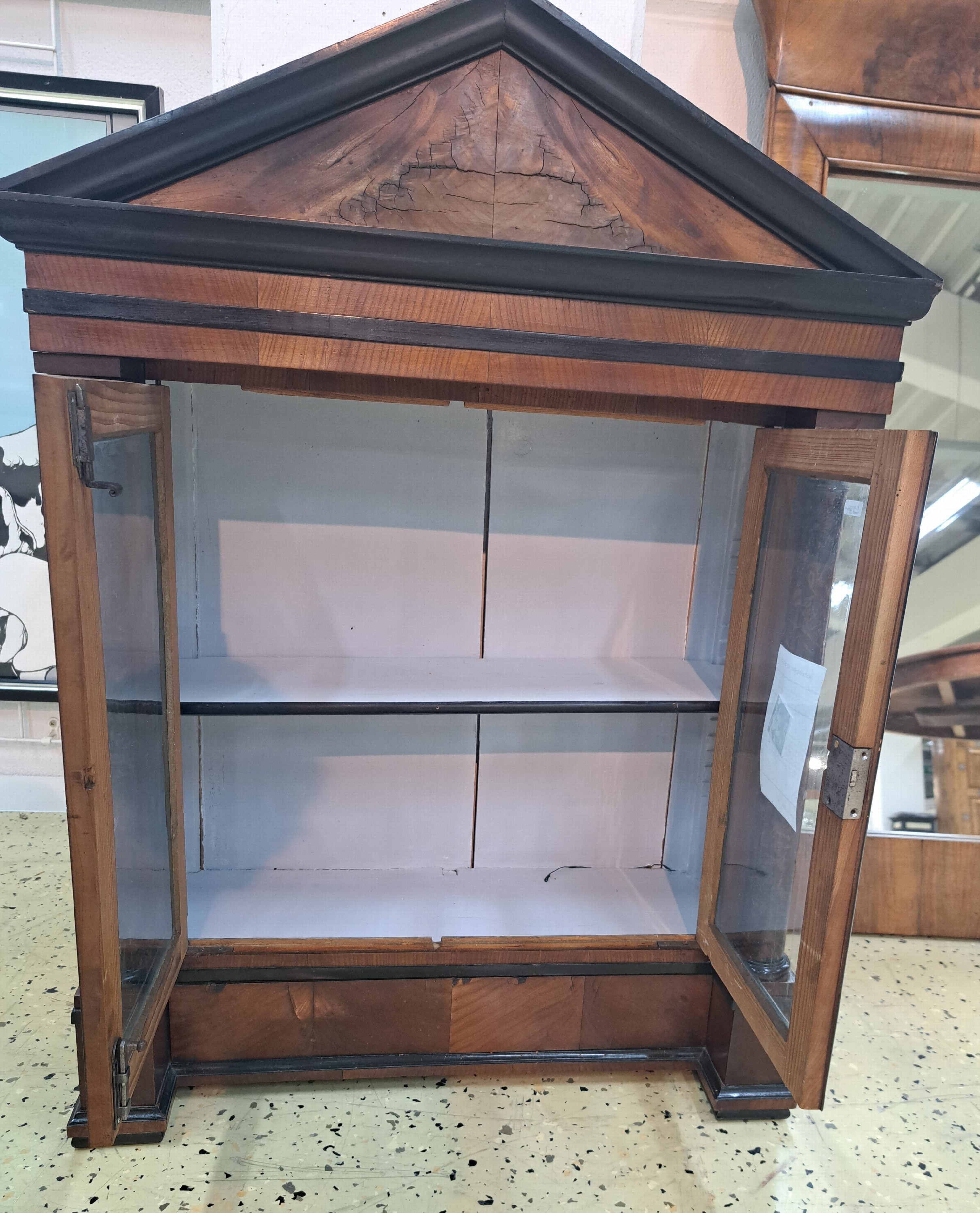 Detail a: Kleine Sammlervitrine, Biedermeier, erste Hälfte 19. Jh., Kirschbaumfurnier, zweitürig und verglast, mit Knopfmechanismus für Schublade, Front mit ...