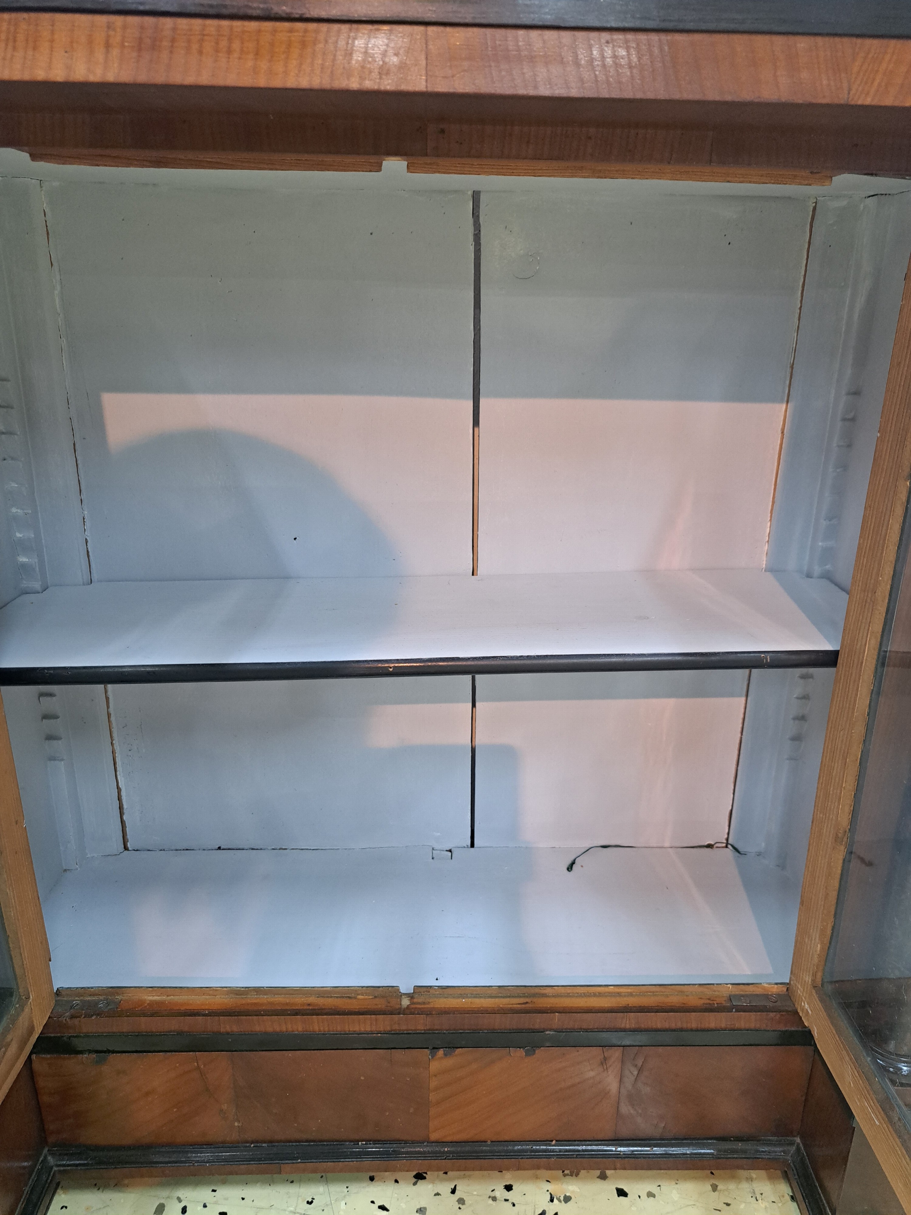 Detail b: Kleine Sammlervitrine, Biedermeier, erste Hälfte 19. Jh., Kirschbaumfurnier, zweitürig und verglast, mit Knopfmechanismus für Schublade, Front mit ...