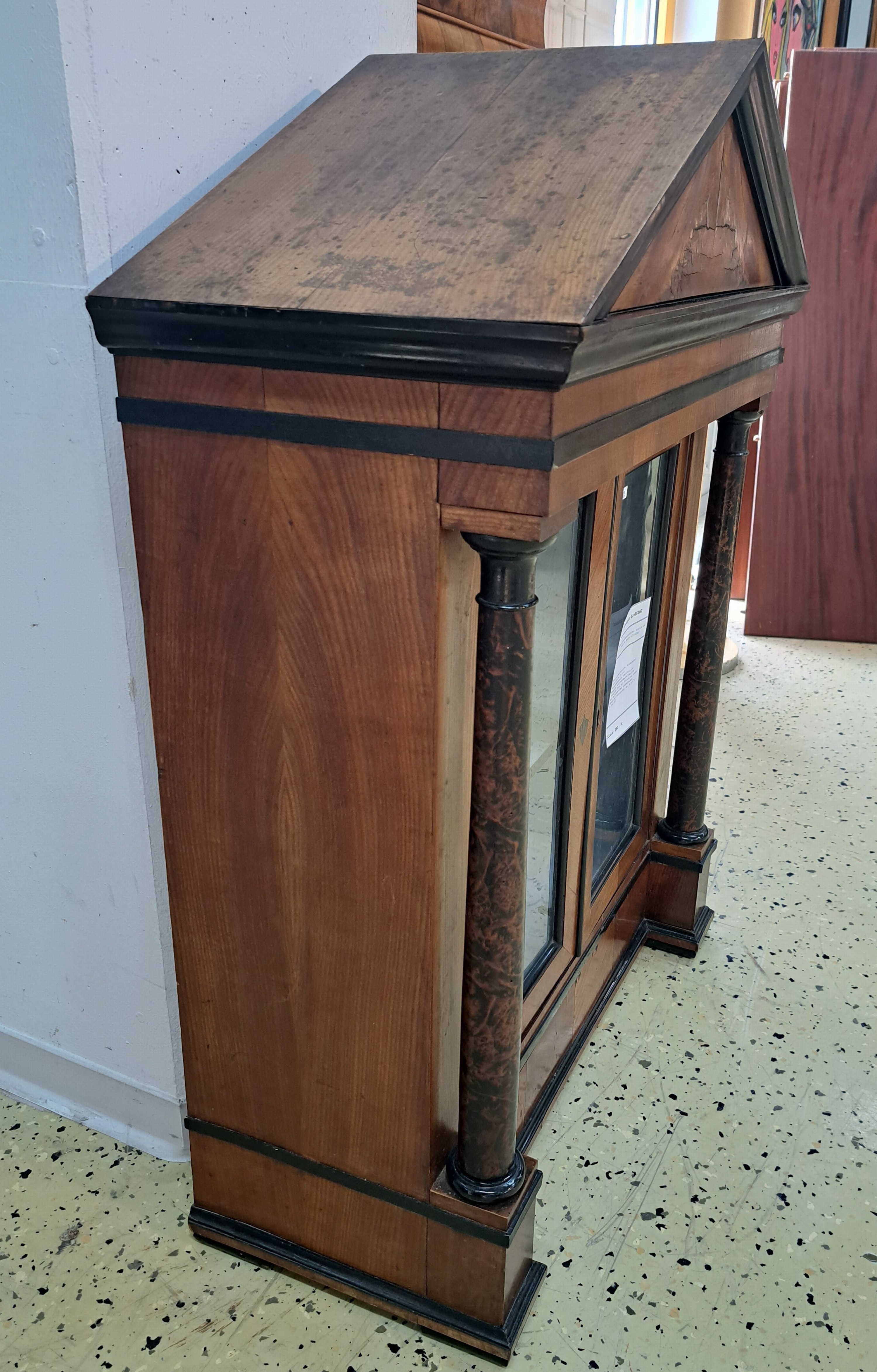 Detail d: Kleine Sammlervitrine, Biedermeier, erste Hälfte 19. Jh., Kirschbaumfurnier, zweitürig und verglast, mit Knopfmechanismus für Schublade, Front mit ...