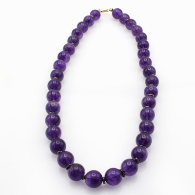 27048102a - Amethystkette, Karabinerschl., D. ca. 11.2 mm, L. ca. 47 cm Schätzpreis: 980, - EUR