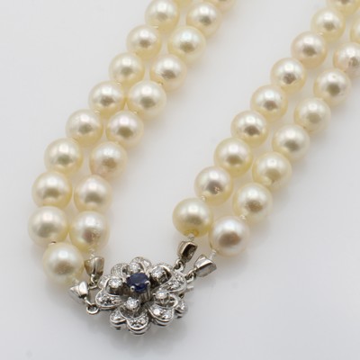 27048106a - 2-reihige Süßwasserzuchtperlenkette mit Brillanten und Saphir, WG 750/000, Saphir ca. ...