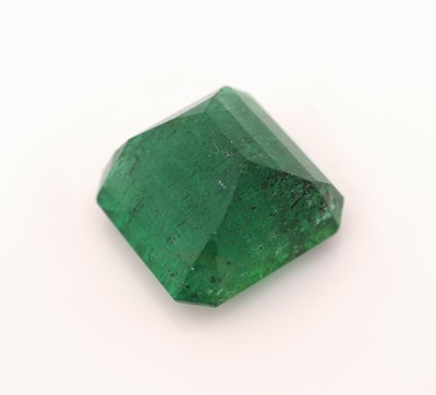27048129b - Loose emerald, 16.617 ct , 15.17 x 14.67 x 9.45 mm, octagonal trap cut, origin Sambia, ...