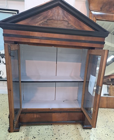 27048167a - Kleine Sammlervitrine, Biedermeier, erste Hälfte 19. Jh., Kirschbaumfurnier, zweitürig ...