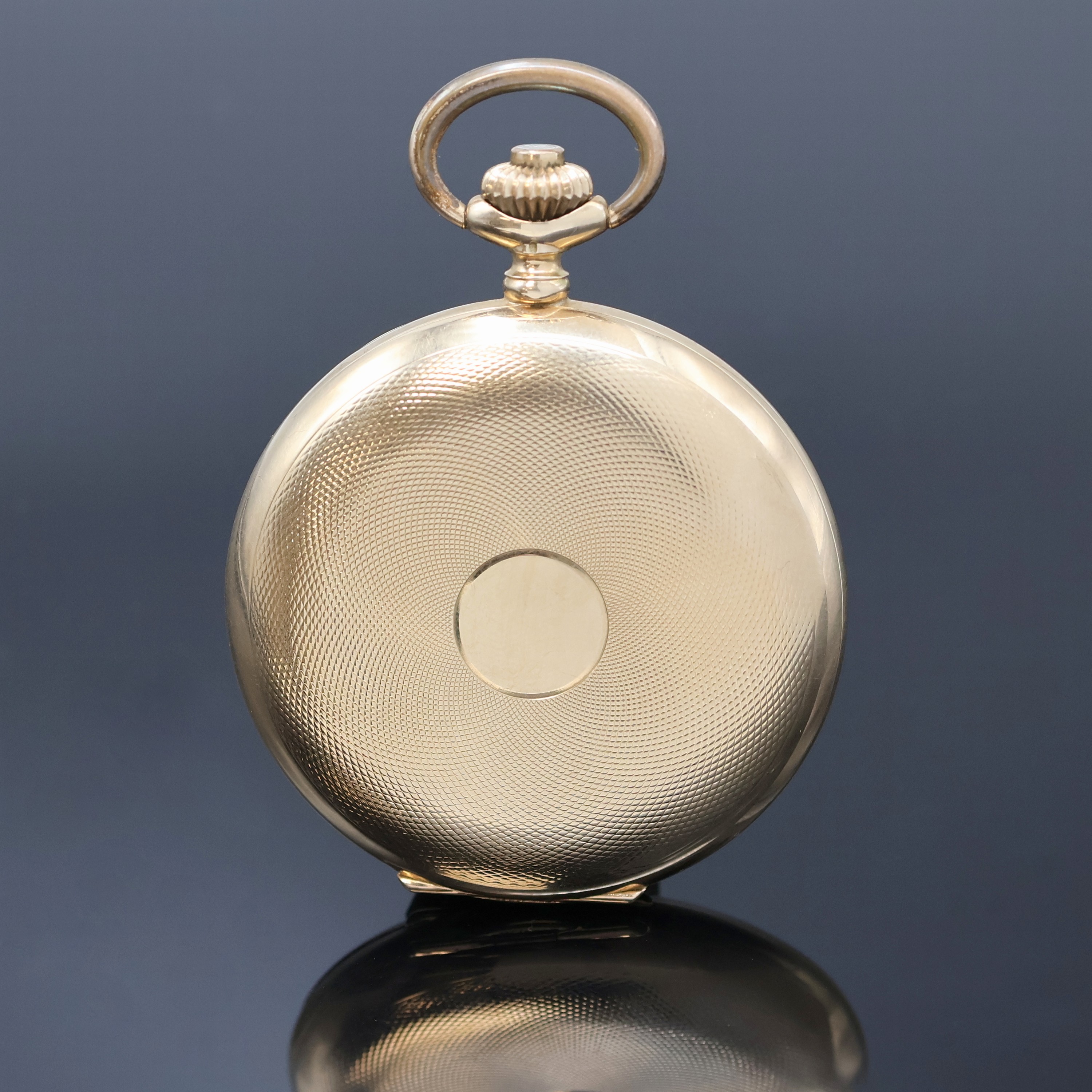 Detail a: Savonette Herrentaschenuhr in RG 585/000, Schweiz um 1910, guill. 2-Deckel Goldgeh., Emailzifferbl. m. arab. Std., verg. Cuv., verg. Brückenankerw., ...