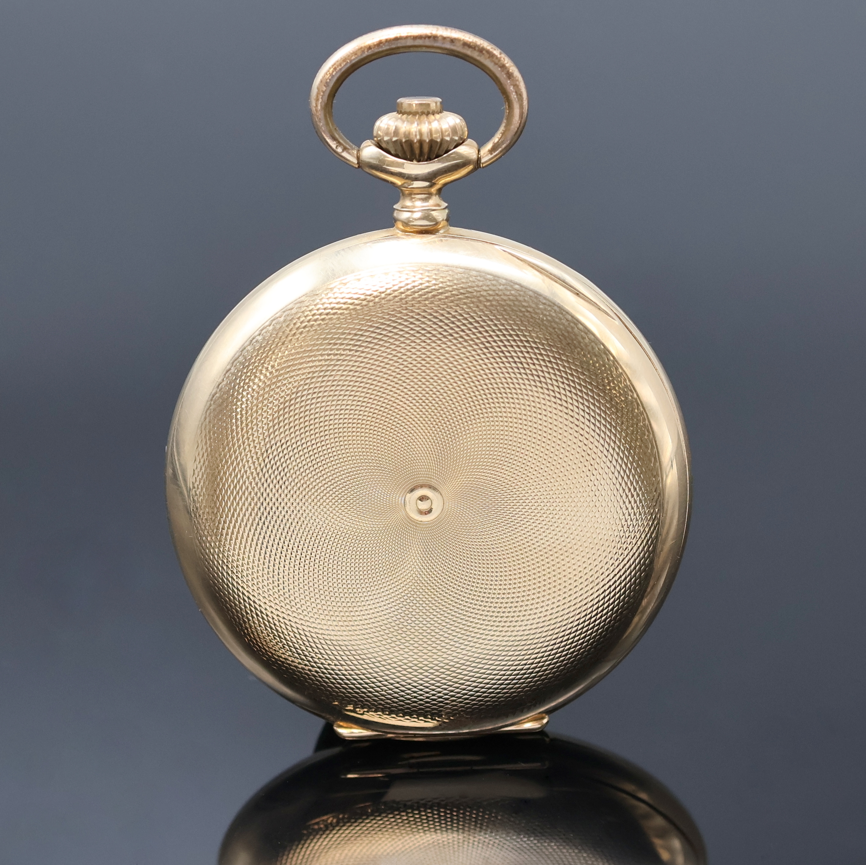 Detail b: Savonette Herrentaschenuhr in RG 585/000, Schweiz um 1910, guill. 2-Deckel Goldgeh., Emailzifferbl. m. arab. Std., verg. Cuv., verg. Brückenankerw., ...