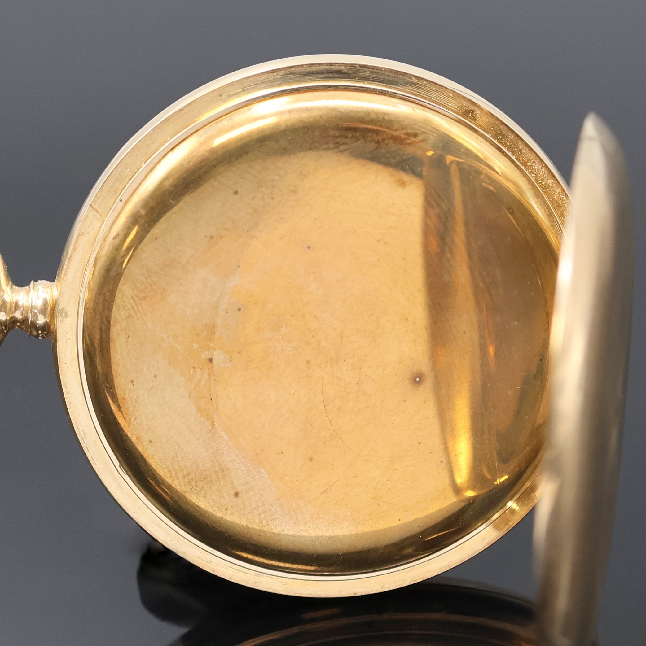 Detail c: Savonette Herrentaschenuhr in RG 585/000, Schweiz um 1910, guill. 2-Deckel Goldgeh., Emailzifferbl. m. arab. Std., verg. Cuv., verg. Brückenankerw., ...
