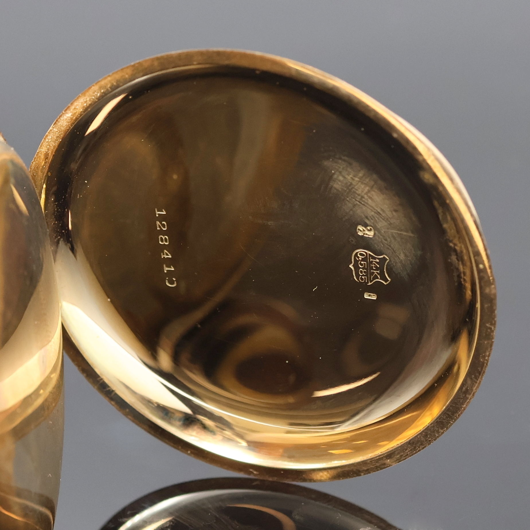 Detail d: Savonette Herrentaschenuhr in RG 585/000, Schweiz um 1910, guill. 2-Deckel Goldgeh., Emailzifferbl. m. arab. Std., verg. Cuv., verg. Brückenankerw., ...