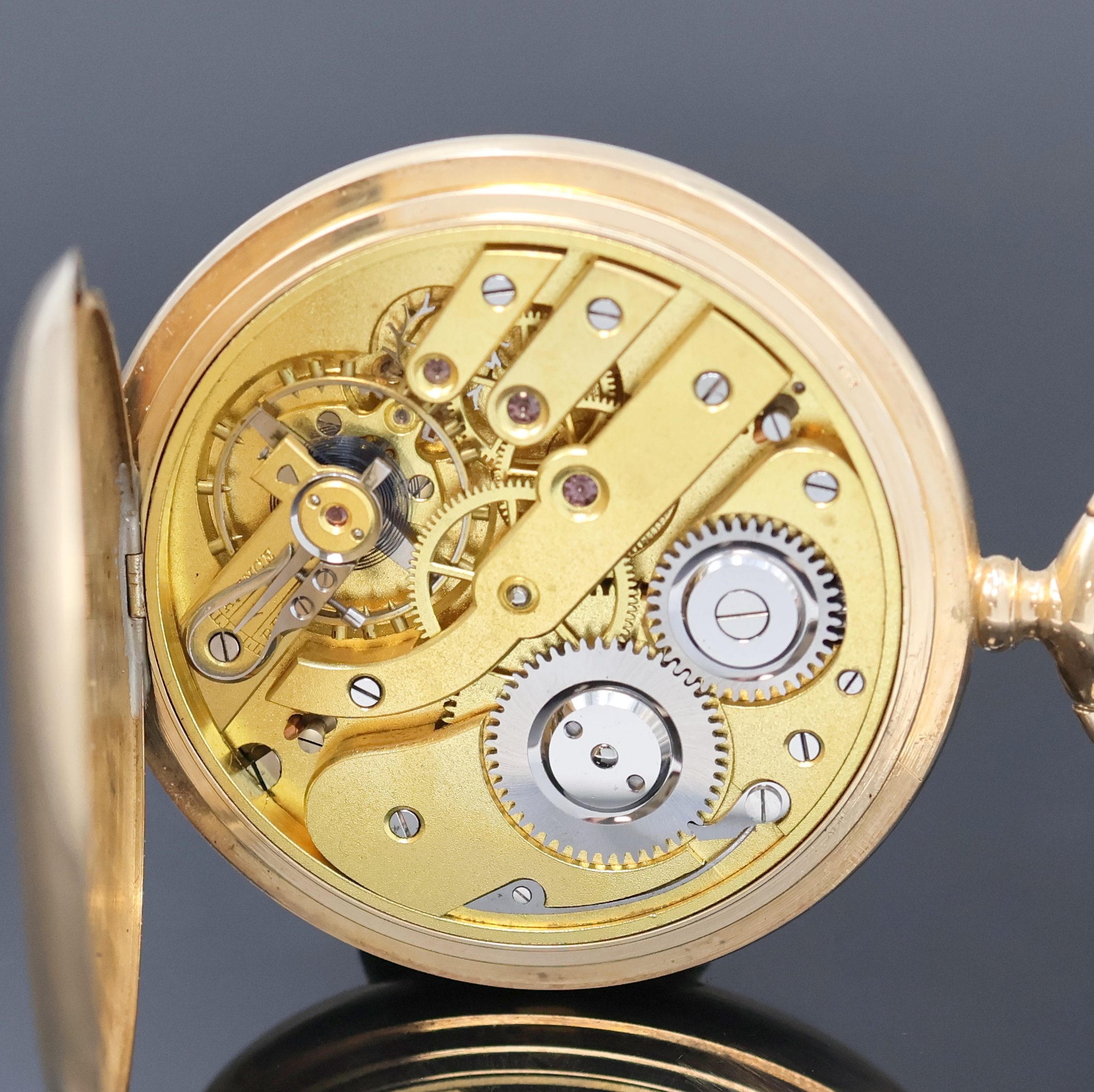 Detail e: Savonette Herrentaschenuhr in RG 585/000, Schweiz um 1910, guill. 2-Deckel Goldgeh., Emailzifferbl. m. arab. Std., verg. Cuv., verg. Brückenankerw., ...