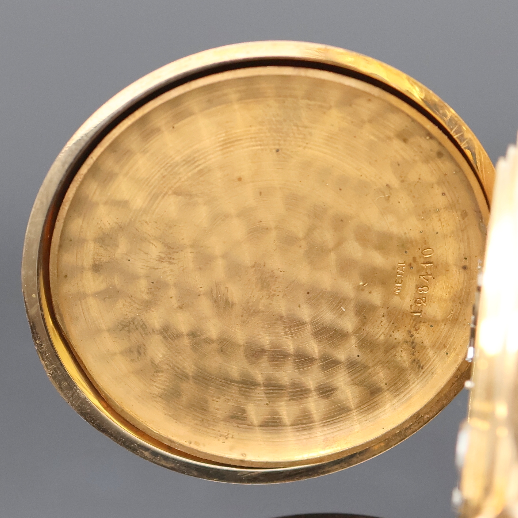 Detail f: Savonette Herrentaschenuhr in RG 585/000, Schweiz um 1910, guill. 2-Deckel Goldgeh., Emailzifferbl. m. arab. Std., verg. Cuv., verg. Brückenankerw., ...